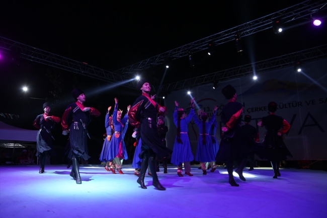 Görsel şölenleriyle Çerkez kültürünü dünyaya yayıyorlar